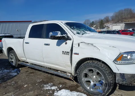 2018 Ram 1500 Laramie 4X4 6'4 Box z USA, uszkodzony, nr VIN 1C6RR7VT2JS180586